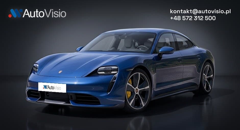 To samo auto w studyjnym tle, z logo, danymi kontaktowymi i tablicą z logo